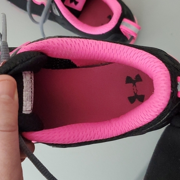 Under Armour size 7 black and pink athletic shoes - Picture 7 of 7